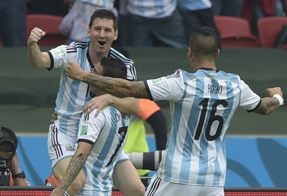 Un doblete de Messi coloca a Argentina como primera de grupo