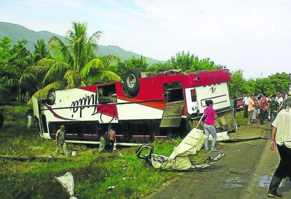 Chocan camión y bus en Yoro: un muerto y 30 heridos