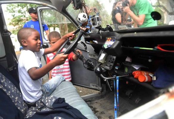 Franceses viajan al Mundial en un Citröen pintado como balón