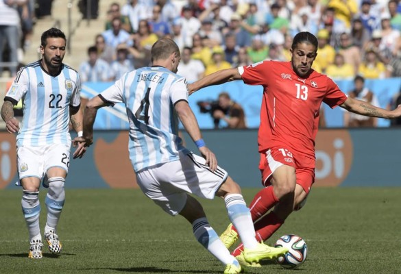 Di María se viste de Ángel y lleva a Argentina a cuartos