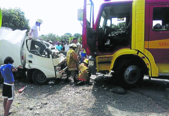 Chocan camión y bus en Yoro: un muerto y 30 heridos