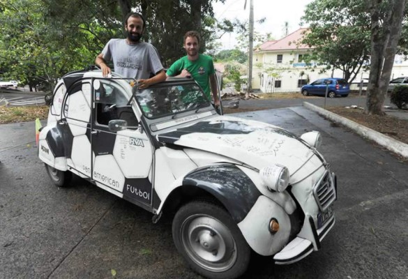 Franceses viajan al Mundial en un Citröen pintado como balón