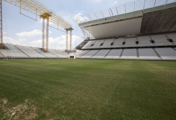 Instalan pieza del techo de estadio de Sao Paulo que causó accidente mortal