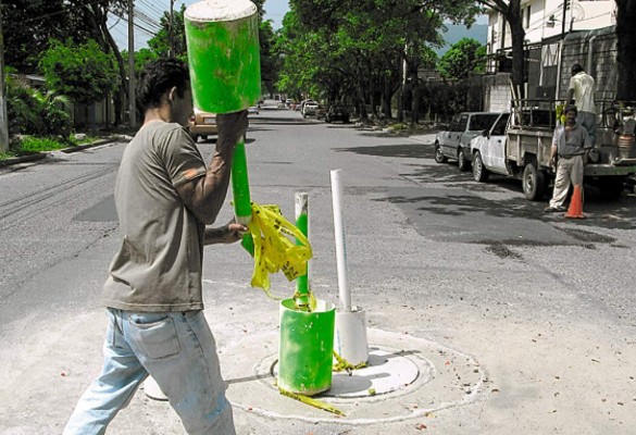 No terminan de reemplazar tapas