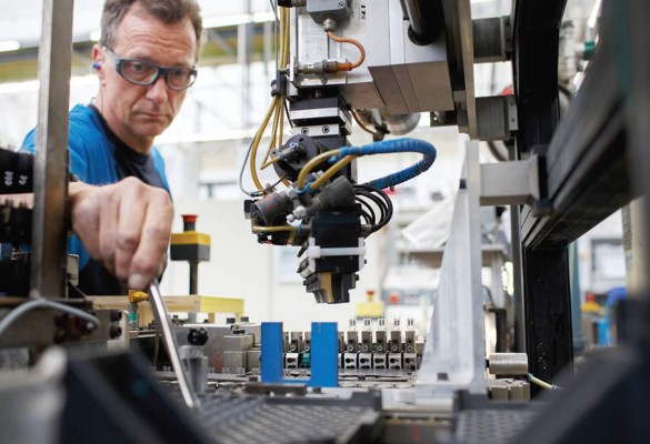 España muestra rayos de luz en medio de las sombras de Europa