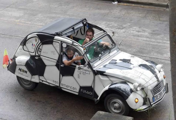 Franceses viajan al Mundial en un Citröen pintado como balón