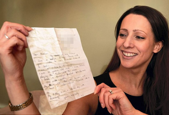 Mujer recibe respuesta de una carta que lanzó en una botella hace 23 años