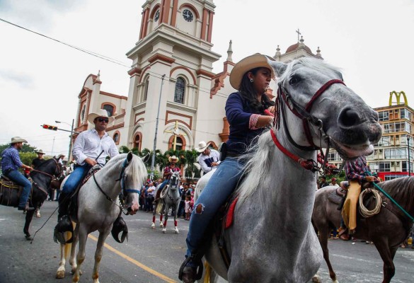 Desfile de caballos purasangres engalana la Feria