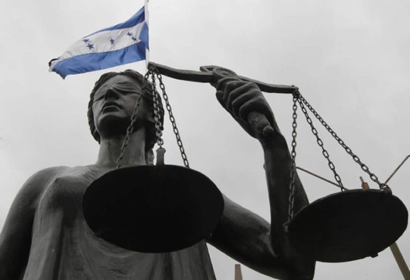 Suspenden a dos jueces en Honduras