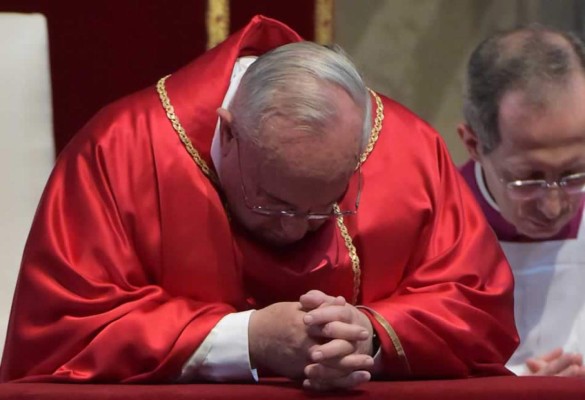 El papa Francisco recuerda a las personas abandonadas tras el Via Crucis