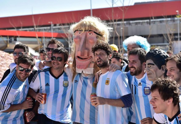 Di María se viste de Ángel y lleva a Argentina a cuartos