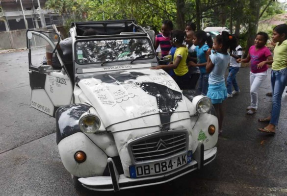 Franceses viajan al Mundial en un Citröen pintado como balón