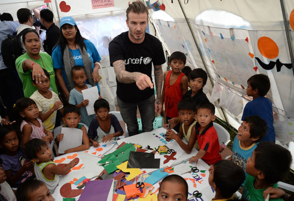 Beckham visita a los niños filipinos afectados por el tifón Haiyan