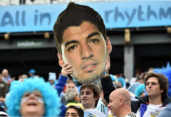 Luis Suárez resucita a Uruguay y lanza a la lona a Inglaterra