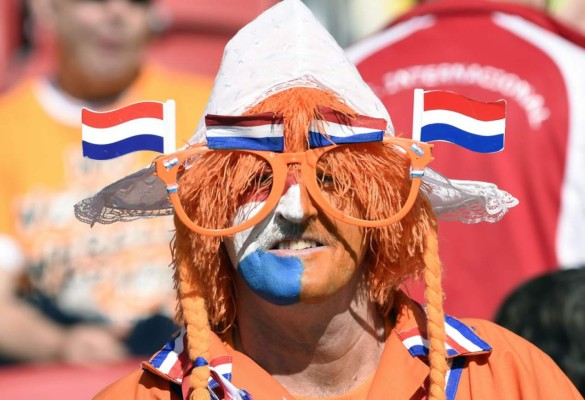 Holanda sofoca la rebelión australiana y se mete a octavos