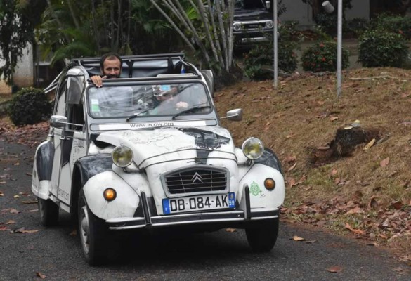 Franceses viajan al Mundial en un Citröen pintado como balón