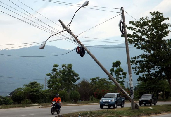 Poste pone en riesgo a conductores en San Pedro Sula
