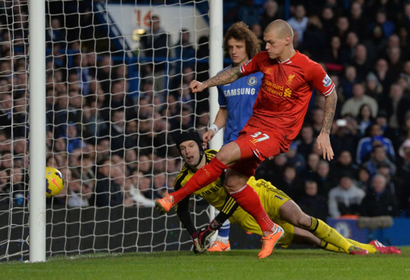 Chelsea remonta y sigue al acecho del liderato