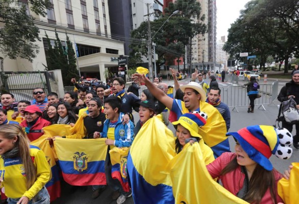Ecuatorianos invaden Curitiba para apoyar a su Selección