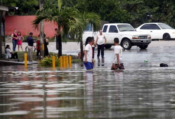 Caos y destrozos en San Pedro Sula por 40 minutos de lluvia  