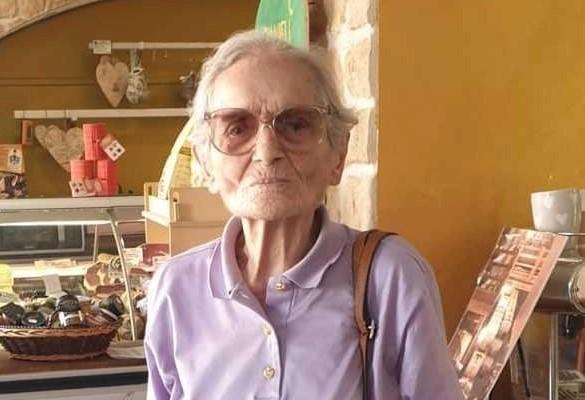 Anciana de 103 años fue sorprendida al volante en plena noche y con licencia vencida