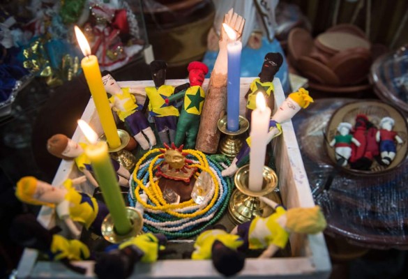 Muñecos, velas y amuletos para dar fuerza a la Seleçao en el Mundial