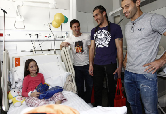 Jugadores del Barcelona llevan regalos a niños hospitalizados