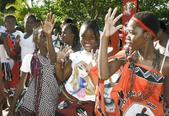 Chile: Marcelo Bielsa sonríe al llegar a Sudáfrica