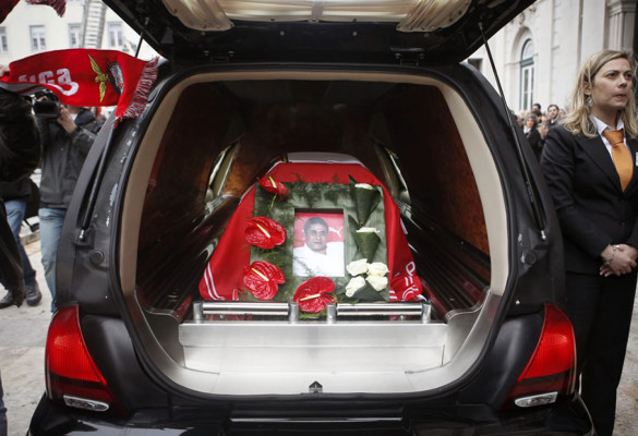 Portugal se viste de negro para recordar a Eusébio