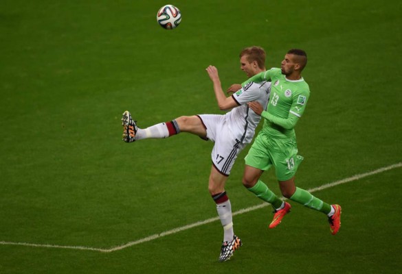 Ozil fulmina a Argelia y consolida el pase a cuartos de Alemania