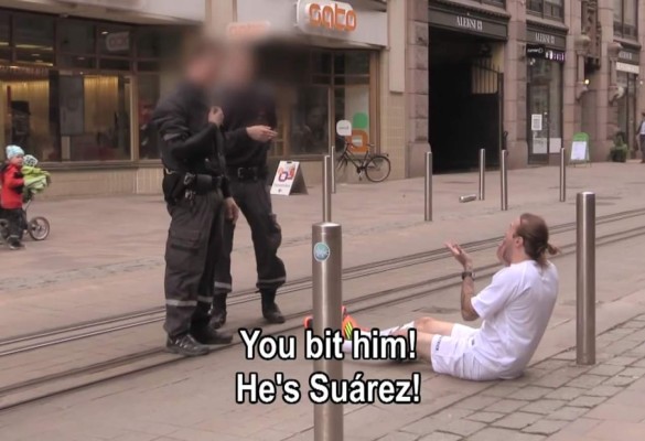 Video: La mordida de Suárez se convierte en broma en Finlandia