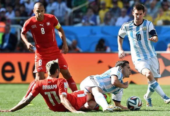 Di María se viste de Ángel y lleva a Argentina a cuartos