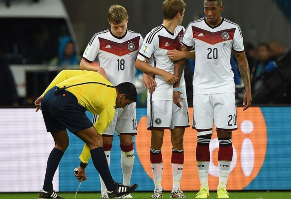 Ozil fulmina a Argelia y consolida el pase a cuartos de Alemania