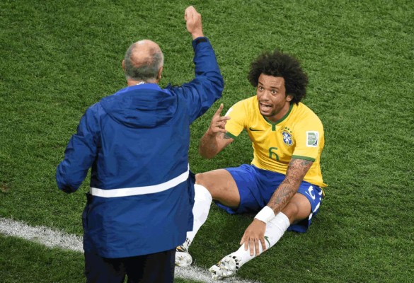 Neymar y un penal inexistente alivian el estreno de Brasil