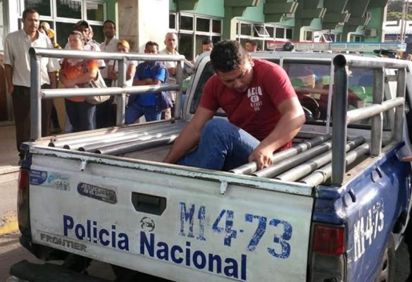 Hondureño se dispara en la pierna mientras asaltaba a pasajeros de taxi