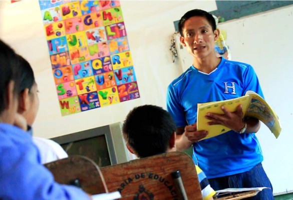 Tolupán recibe premio como Maestro hondureño del Año