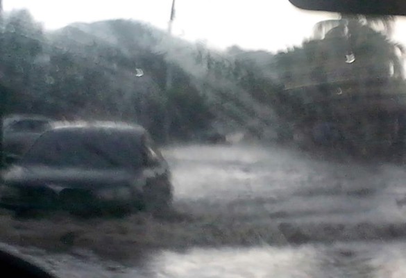 Calles de San Pedro Sula se inundan tras fuerte tormenta