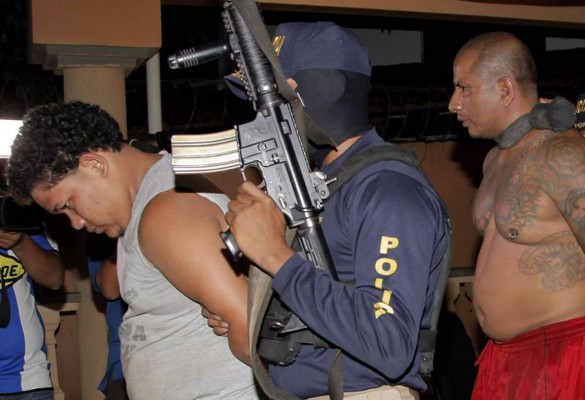 Capturan a dos mareros cuando extorsionaban a peatones en La Ceiba
