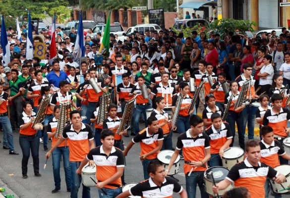 Colegiales sampedranos celebran con desfile día de la alfabetización