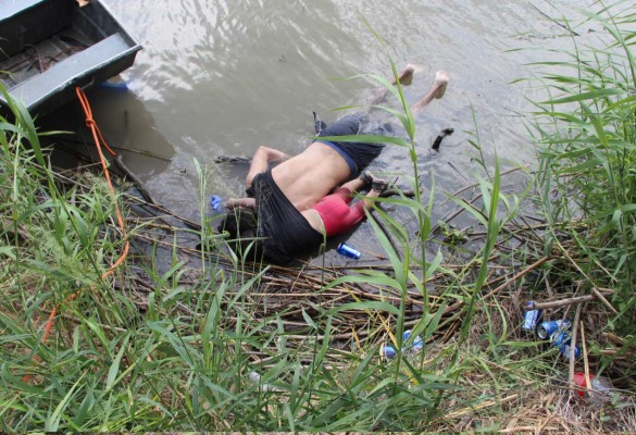 Llegan a El Salvador los cuerpos de padre e hija ahogados en el río Bravo