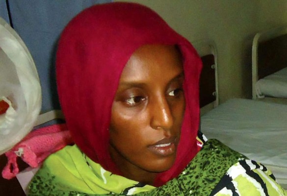 Sudanesa condenada a muerte confiesa que tuvo que parir encadenada