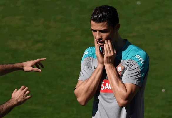 Cristiano terminó el entrenamiento con hielo en la rodilla