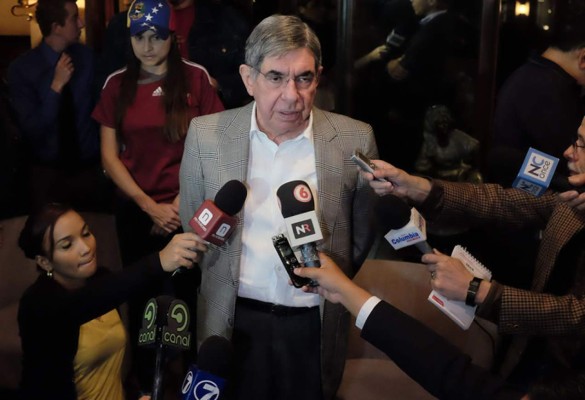 Óscar Arias tilda a Nicolás Maduro de 'enemigo de la democracia'