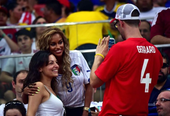 Balotelli dedica el gol ante Inglaterra a su futura esposa