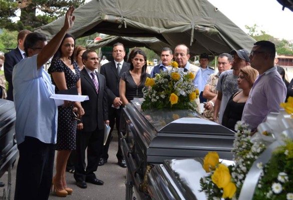Llegan cadáveres de 11 hondureños masacrados en México en 2012
