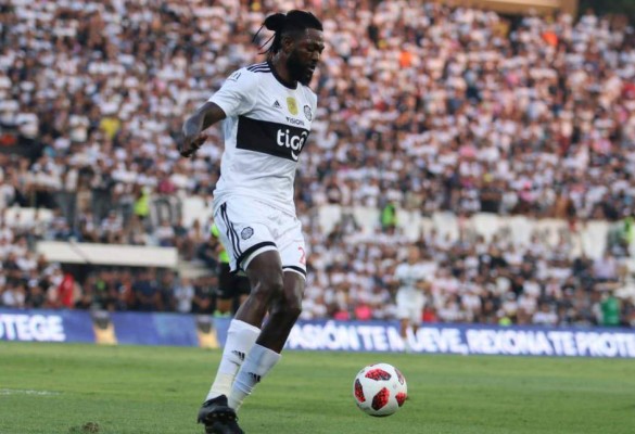 Adebayor de marchó de Paraguay y terminó en cuarentena por el coronavirus