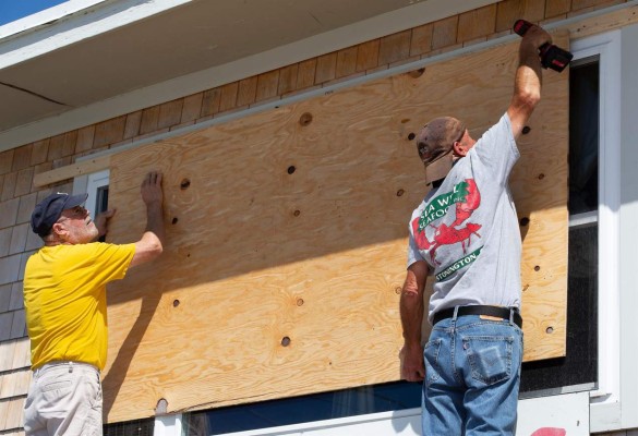 Henri se degrada a tormenta tropical al acercase a la costa de EEUU