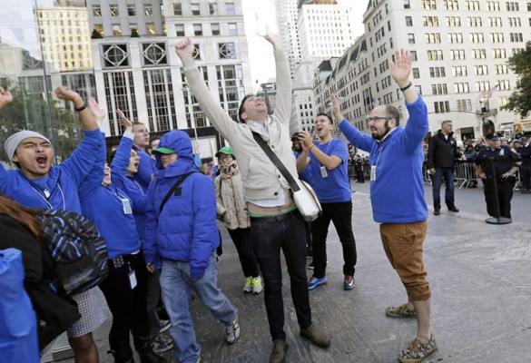 Los iPhone 6 salen a la venta en medio de un entusiasmo frenético