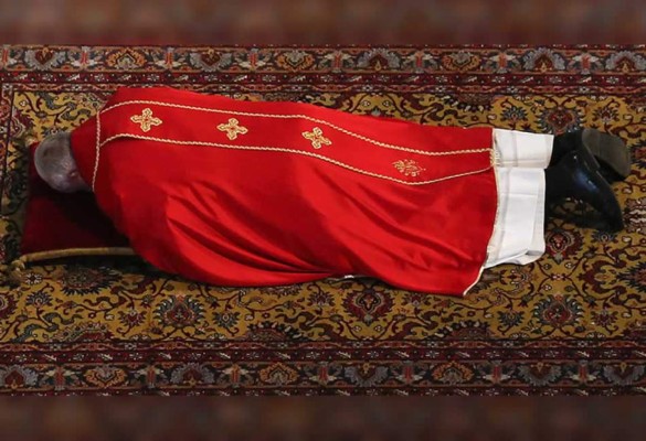 El papa Francisco recuerda a las personas abandonadas tras el Via Crucis