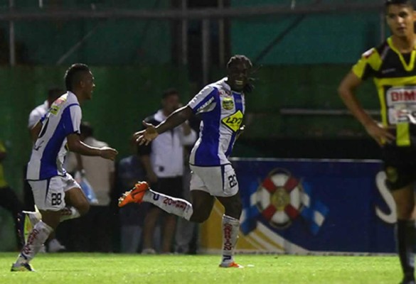 Victoria elimina al campeón Real España con doblete de Rony Flores